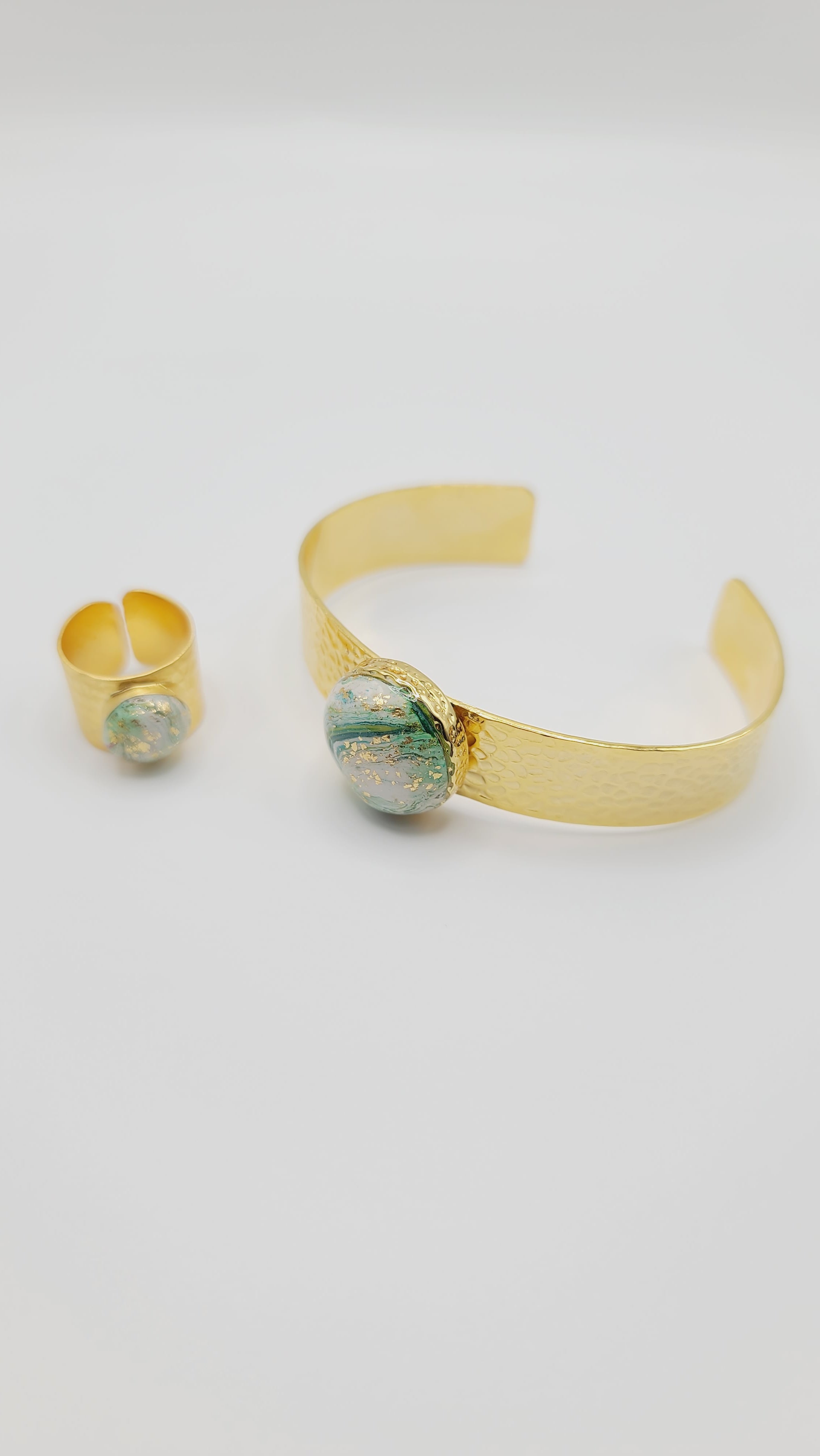 Gold Hammered Plated Brass Bracelet with green swirl clay (Bracelet 1513)