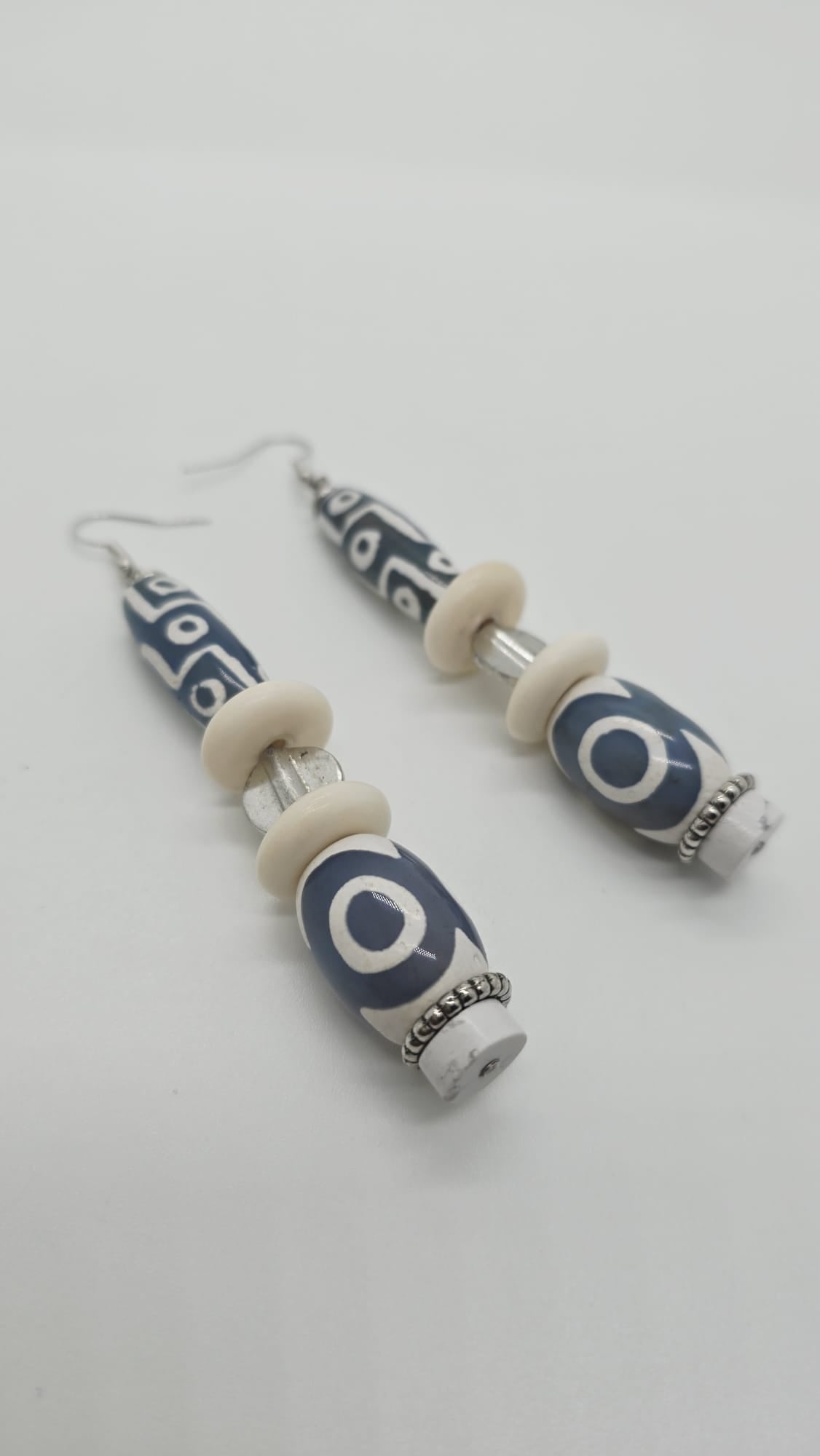 Grey and white earrings (Savage 1549)